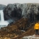 Wasserfall Mann gelbe Jacke Natur Felsen