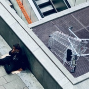 Bedürftiger Mann sitzt auf dem Bürgersteig