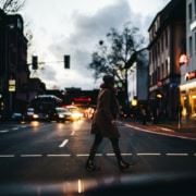 Frau überquert Straße
