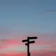 Symbolbild: Wegseiser (Unsplash)